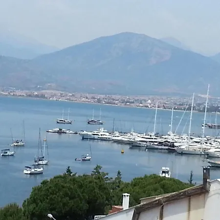 Ferah Monica's Place بيت شباب *