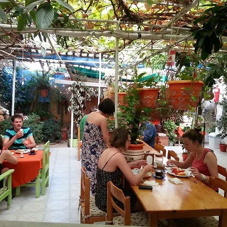 Ferah Monica's Place אכסניה *