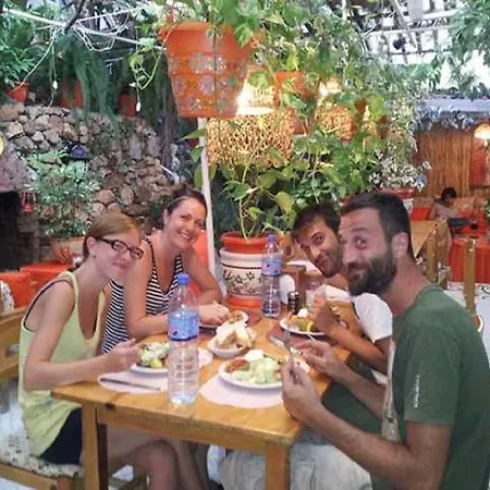 ホステル Ferah Monica's Place *